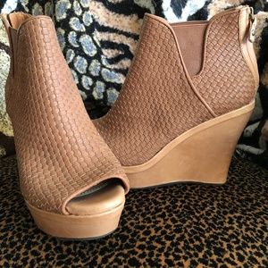 Ugg -Hamra Woven Wedge Boot w/Peeptoe